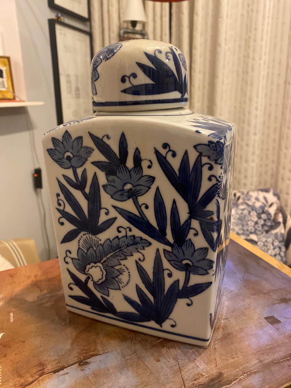 Potiche com Tampa Retangular Porcelana Branca e Azul